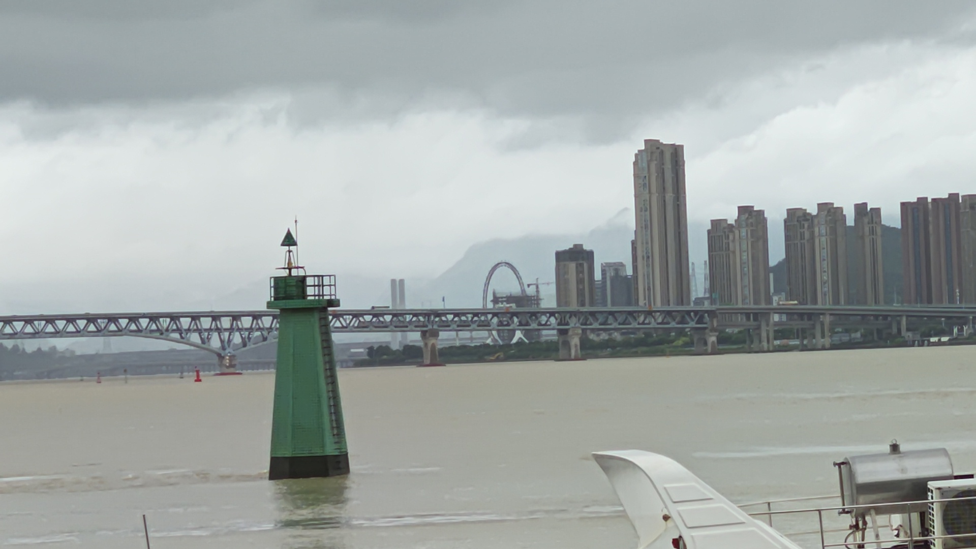 福州地铁6号线的桥，肉眼看不太清，长焦画质也不行