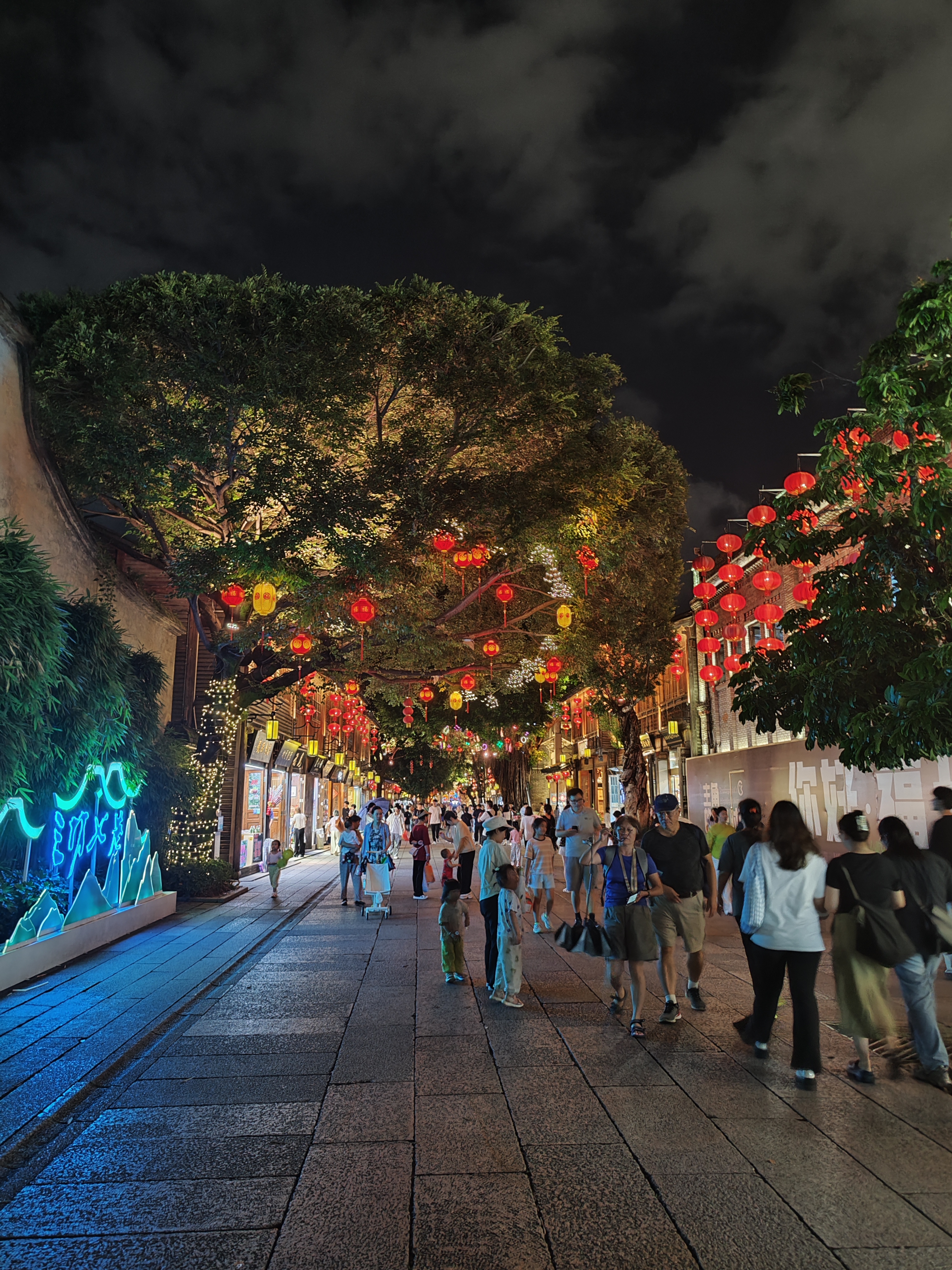 三坊七巷这边热闹多了