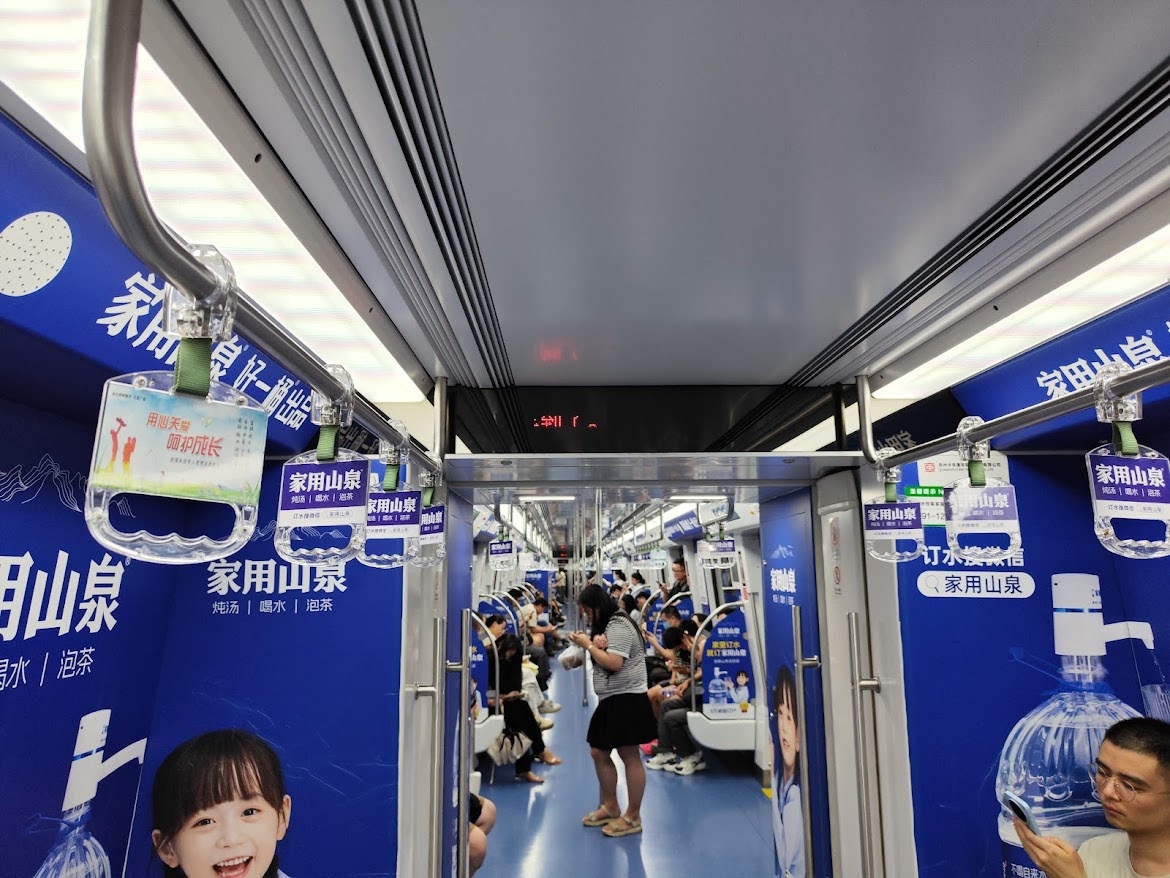 这个广告有点过分了 斜上方有牌子这辆车是泉州造的