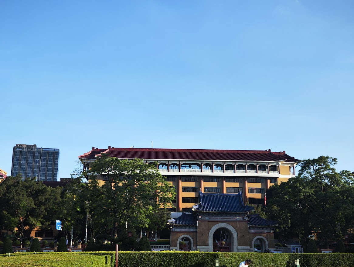 对面就是市府,省府在隔壁