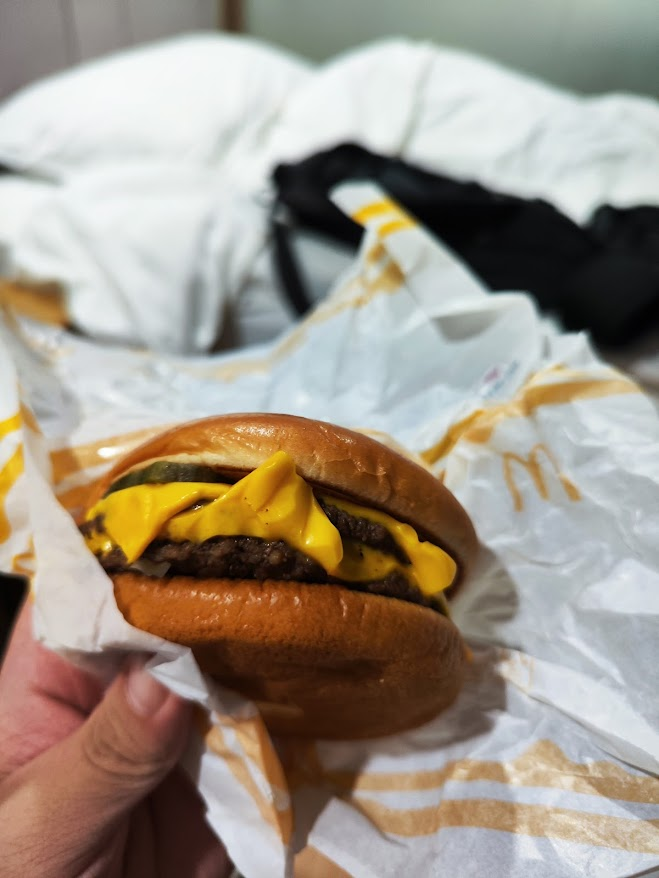 一出站就是MCD 里面挺多外国人的